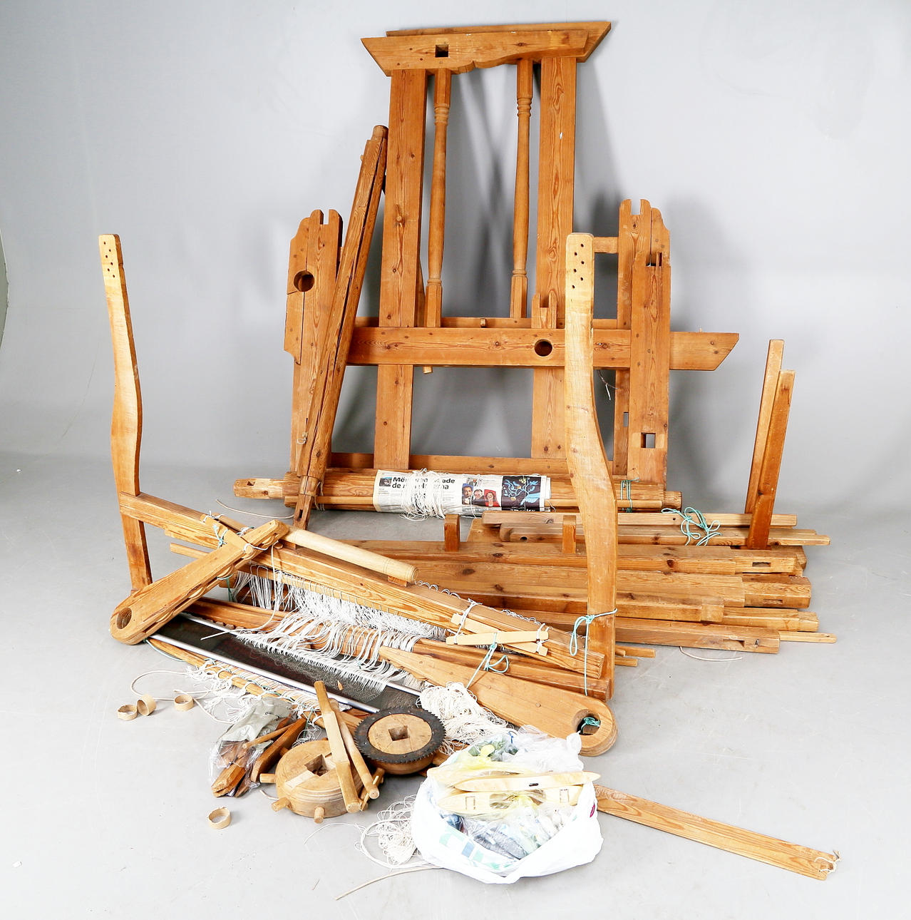 Webstuhl mit Zubehör.