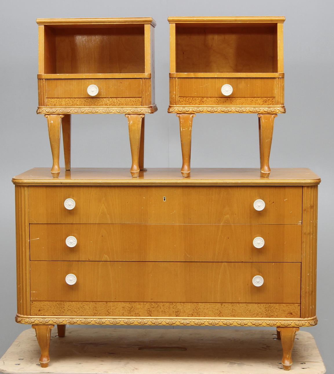 Byrå samt 2 nattbord 1940-tal.