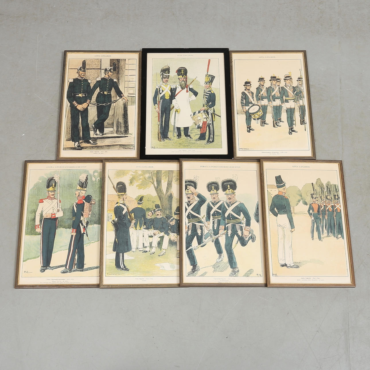 UNIFORMPLATTEN, 7 Stück, lithografische Drucke, 20. Jahrhundert.