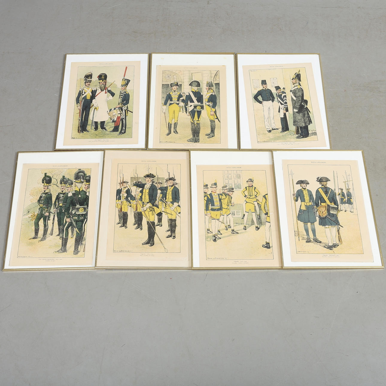 UNIFORMPLATTEN, 7 Stück, lithografische Drucke, 20. Jahrhundert.