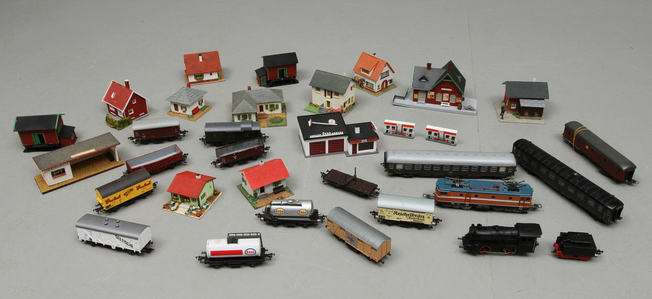 MODELLTÅG FLEISCHMANN ånglok och 14 vagnar, LIMA Rc-loket, hus med mera.
