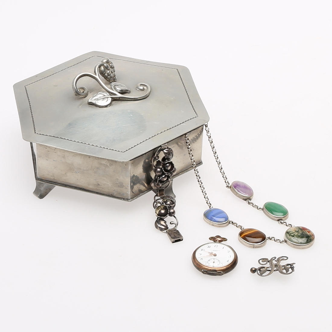 CAJA DE JOYERÍA CON CONTENIDO, caja de hojalata, alrededor de 1920.