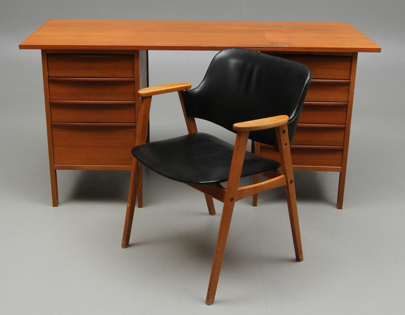 SKRIVBORD, teak, samt KARMSTOL, 1950/1960-tal.