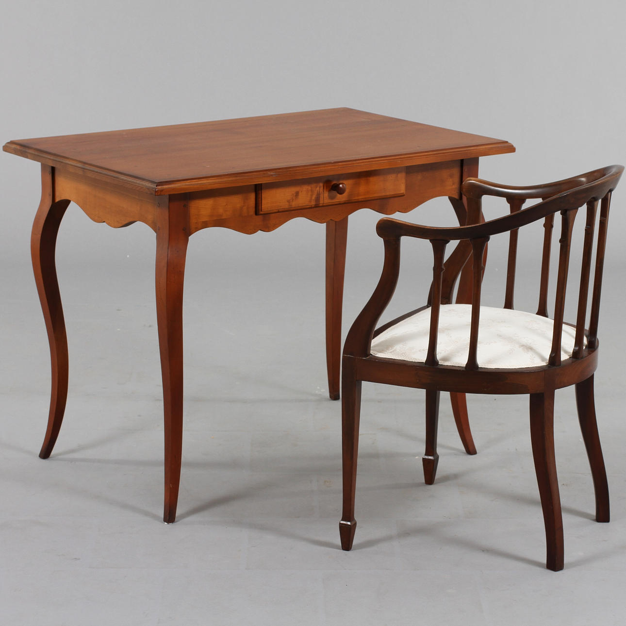 SKRIVBORD OCH STOL, Grange, Frankrike.