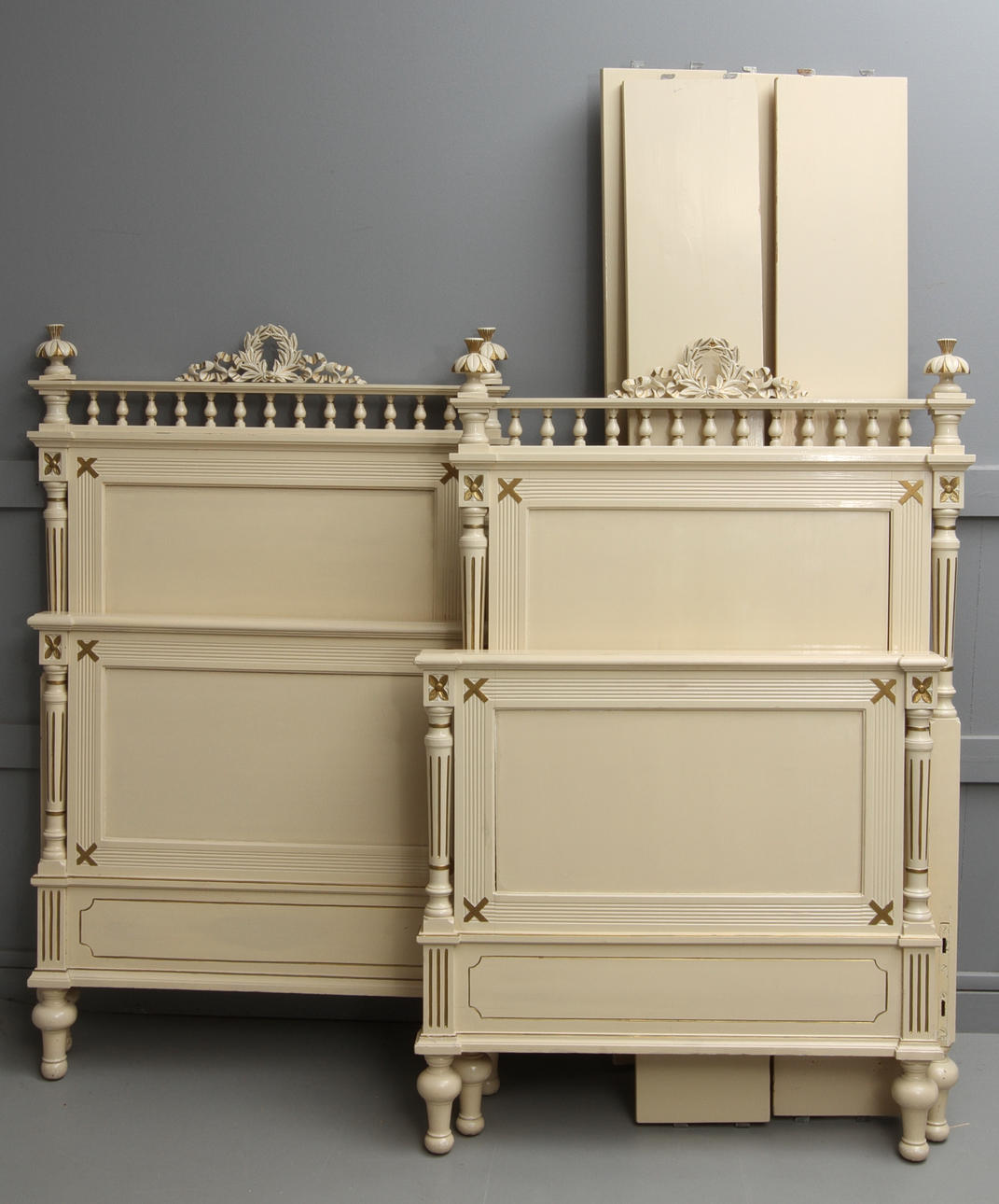 SÄNGAR, 1 par, gustaviansk stil, 1900-tal.