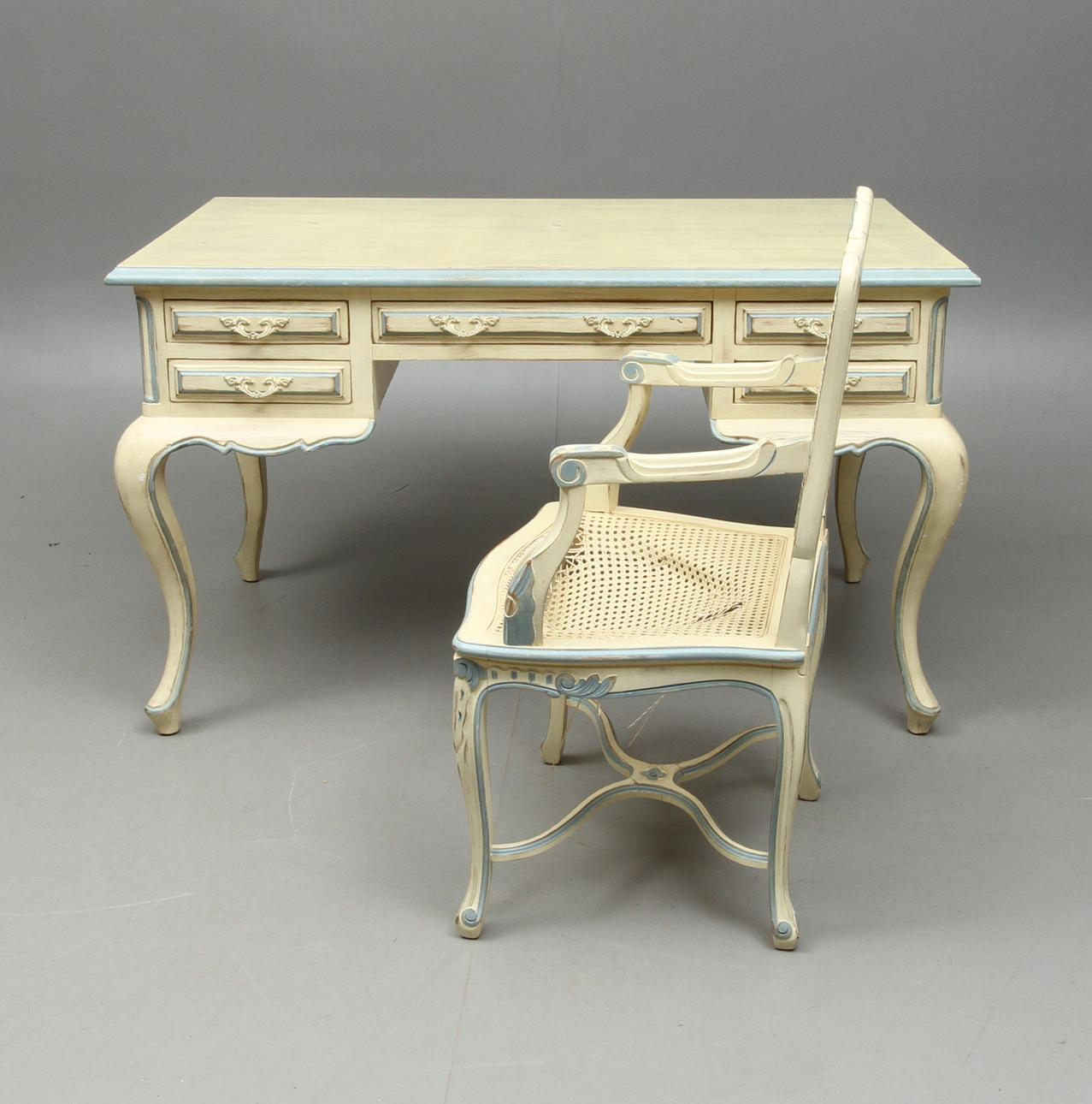 SKRIVBORD samt KARMSTOL, rokokostil, 1900/2000-tal.