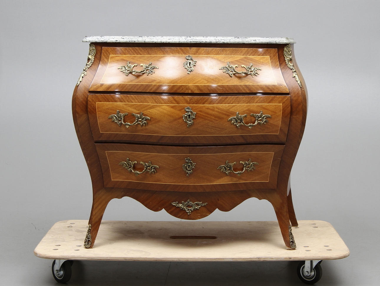 BYRÅ MED STENSKIVA, 3 lådor, rokokostil.