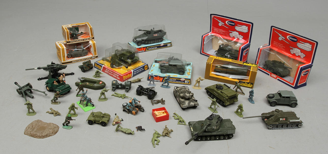 MILITÄRLEKSAKER cirka 15 fordon och kanoner. Figurer. SOLIDO, DINKY,CRESCENT och CORGI. Delvis originalkartonger.