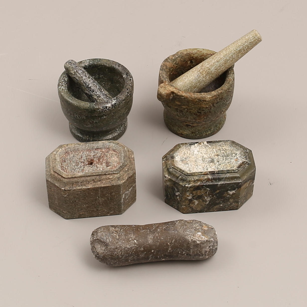 MORTLAR med stöt, 2 stycken. MARMOR, 3 delar.