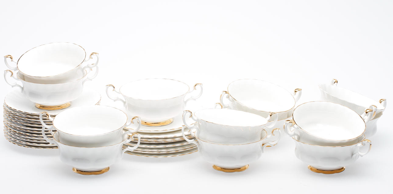 BULJONGKOPPAR med FAT, 12 st samt ASSIETTER, 7 st, "Val Dór", Royal Albert, England.