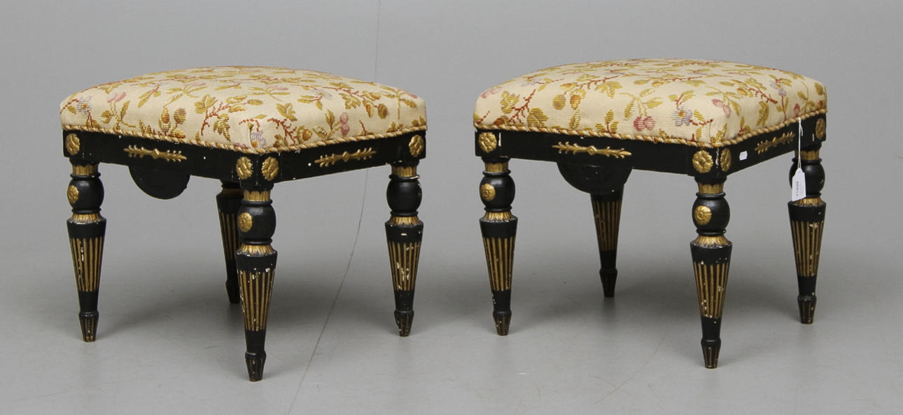 TABURETTER, ett par, 1700/1800-tal.