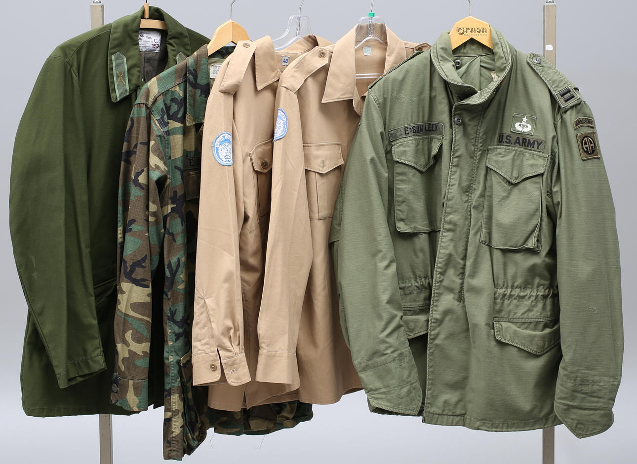 MILITÄRKLEIDUNG, 5 Stück, US Army, United Nations.
