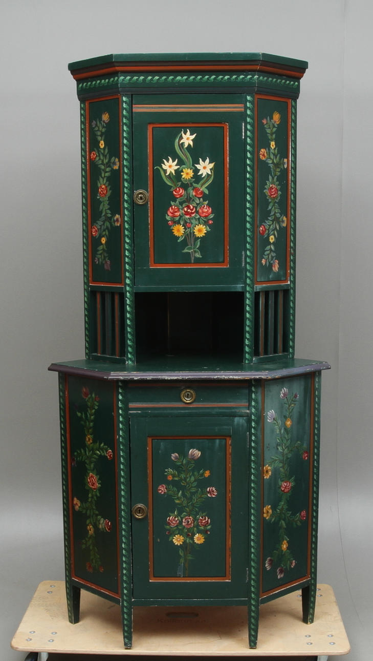 HÖRNSKÅP, allmoge-stil, 1900-tal.