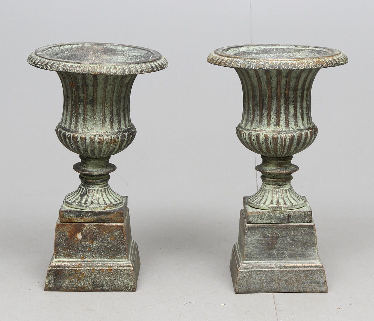 TRÄDGÅRDSURNOR ett par, 2000-tal.