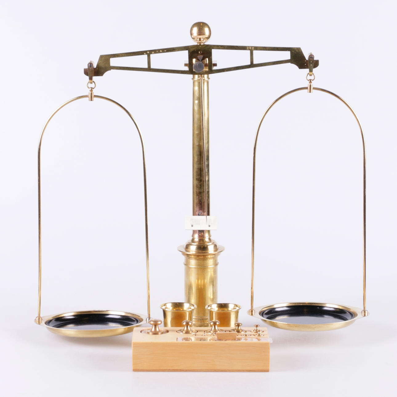 Apotekervægt og vægtsæt af messing.