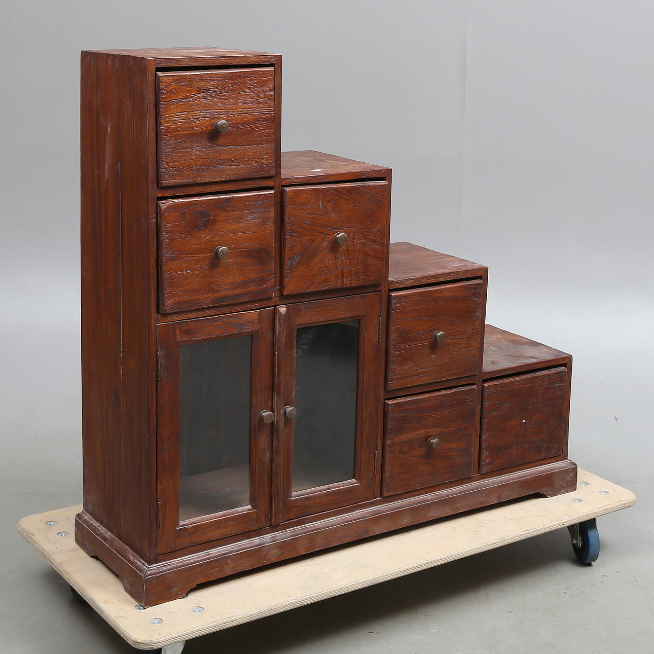 Kommode mit Glastüren, treppenförmig, 2000er Jahre.