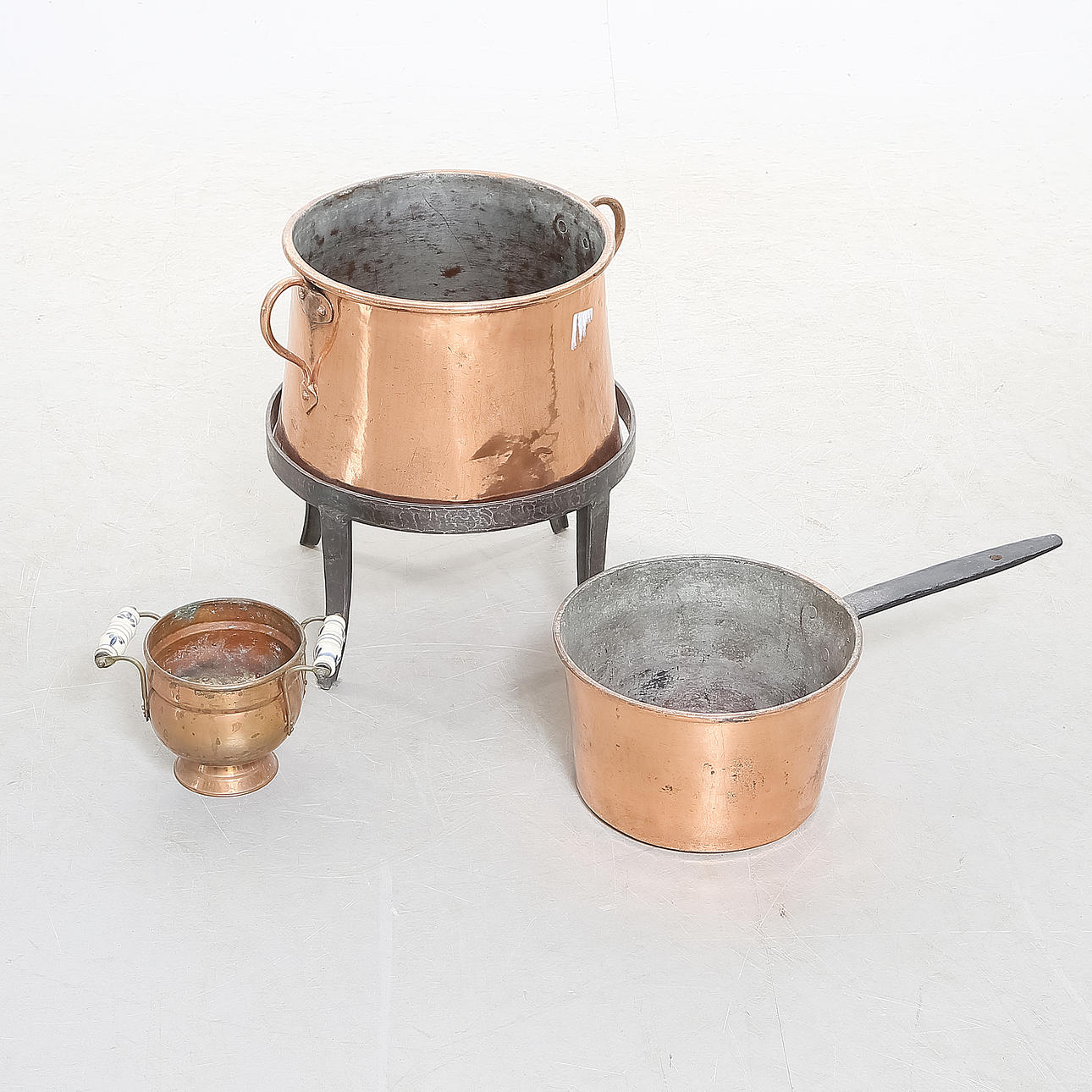 COPPER OBJECTS, CUPS. Silver & Metals - Pewter, Brass & Copper - Auctionet
