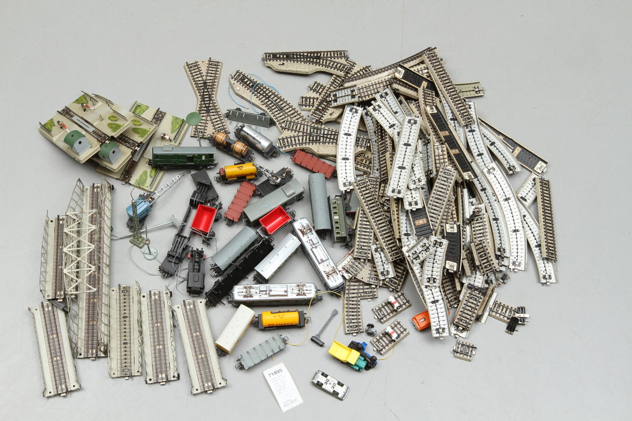 MODELLTÅG MÄRKLIN E-lok 3039.1, 3040.1, cirka 20 vagnar, 6 broar, räls o växlar med mera.