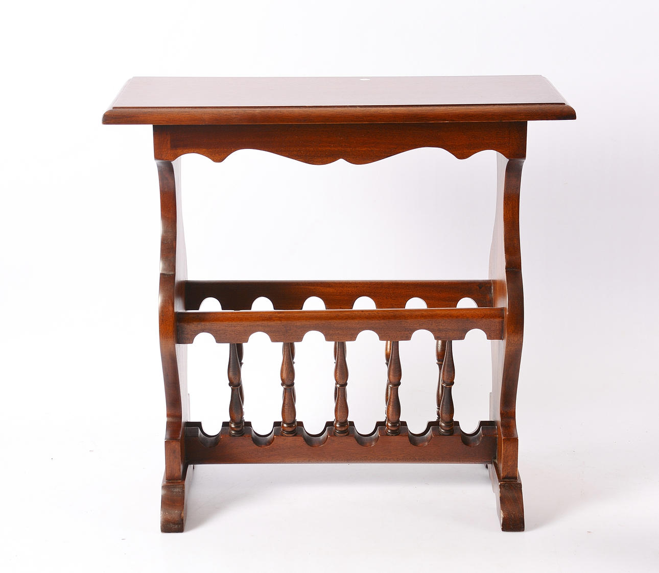 TIDNINGSHYLLA, mahogny, engelsk stil, 1900-talets andra hälft.