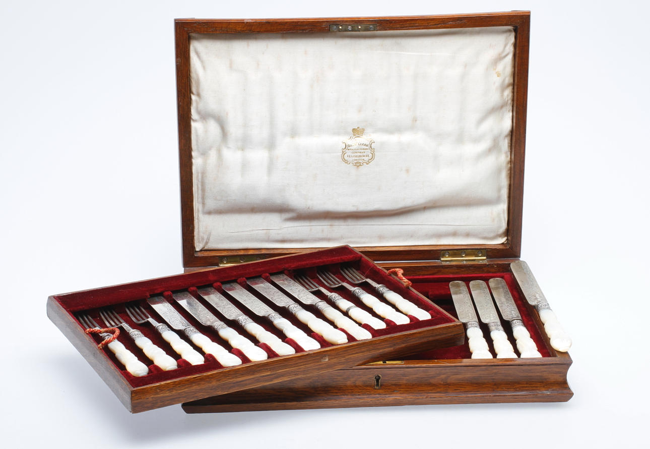 BESTICK, 16 delar, silver och pärlemo, The Alex&Clark Manufacturing, Sheffield, England 1903.