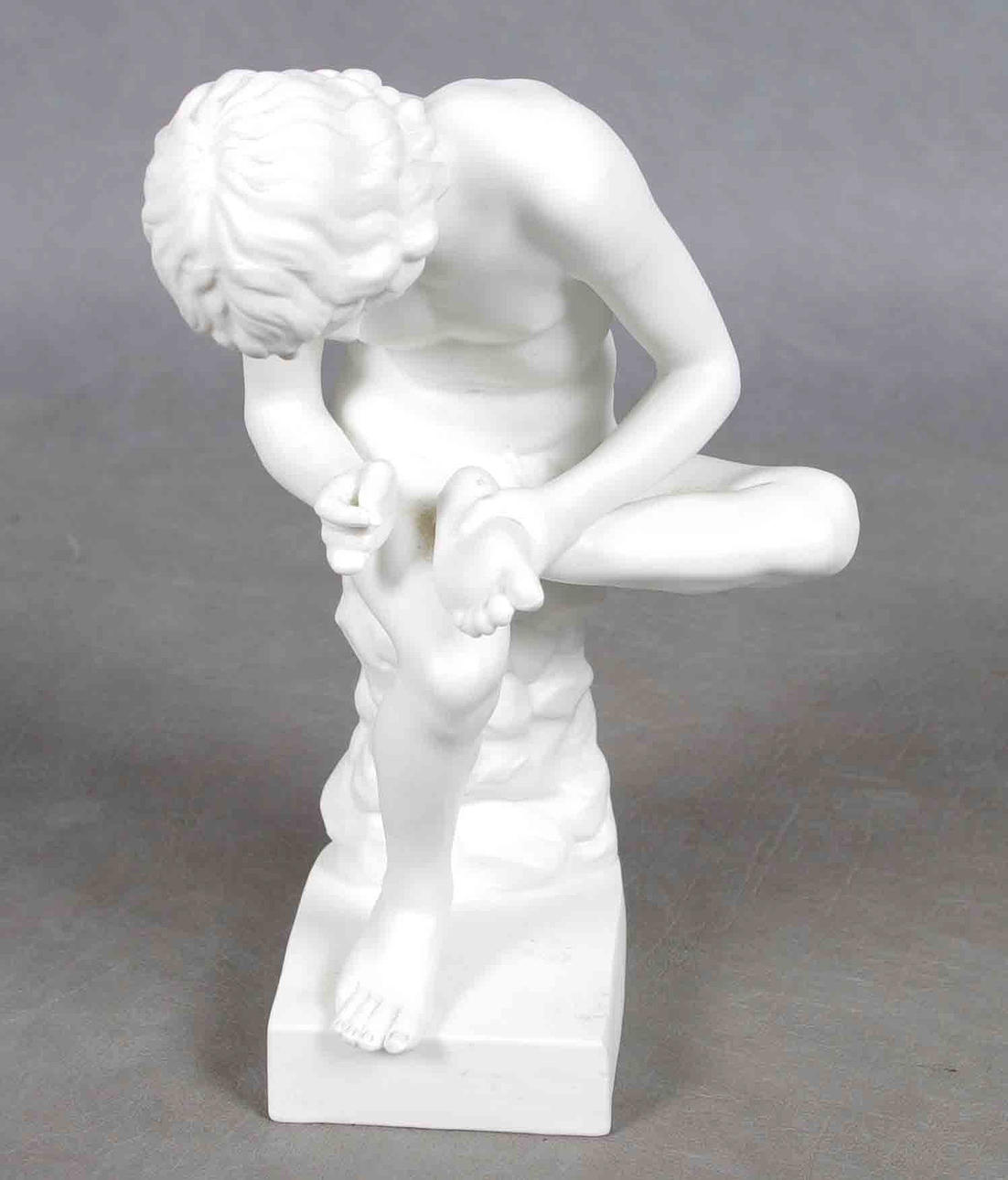 SKULPTUR, tagg i foten, biskviporslin.