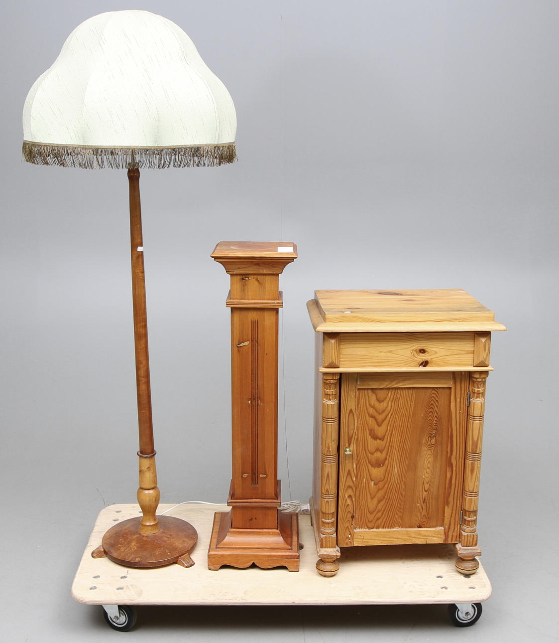 MÖBLER, 3 del, pottskåp, piedestal, samt golvlampa, 1800/1900 tal.