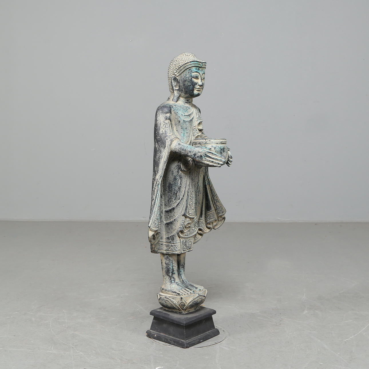 BUDDHA, patinerat och bemålat trä.