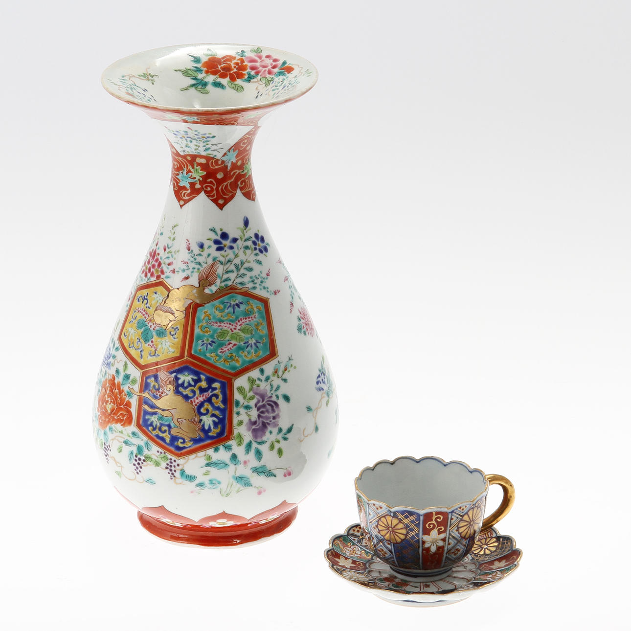 URNA samt KOPP MED FAT, porslin, Japan samt Kina, 1800/1900-tal.