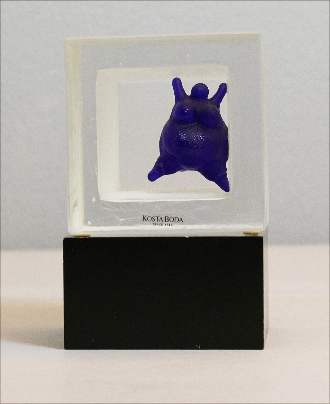 KJELL ENGMAN. Kvinna i blått i kub. Konstglas, Kosta-Boda. Signerad K Engman a tergo.