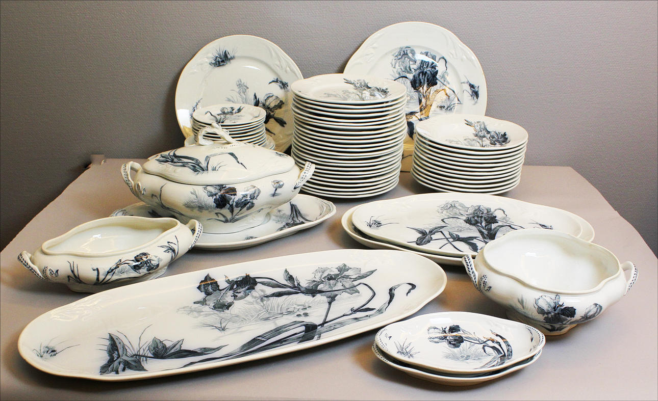 MATSERVISDELAR i porslin (66+4). Blå iris. Villeroy&Boch, Tyskland.