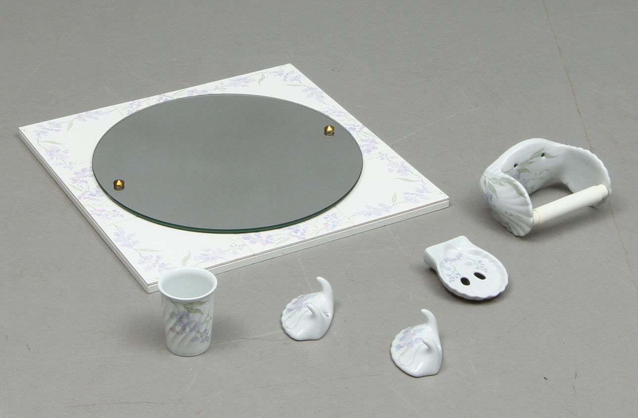 BADRUMSINREDNING, 6 delar, porslin, Les bains dècorés de porscelaine Paris. 1900-talets slut.