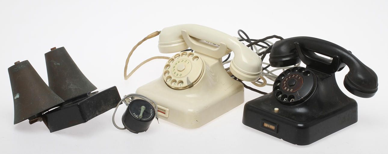 TELEFONER, 2 st samt RINGKLOCKA.
