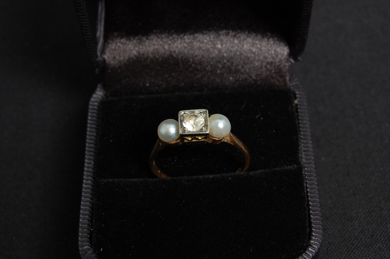 RING, 14 K guld, med , vit sten, pärlor, 1 st HÄNGE, med pärla, 18 k guld.