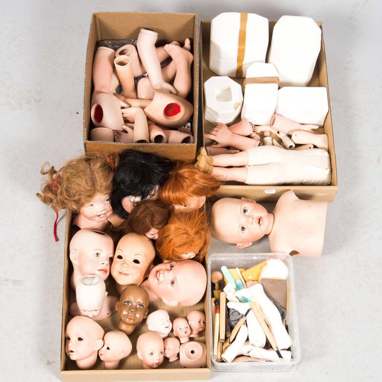 DOCKDELAR SAMT FORMAR, porslin.