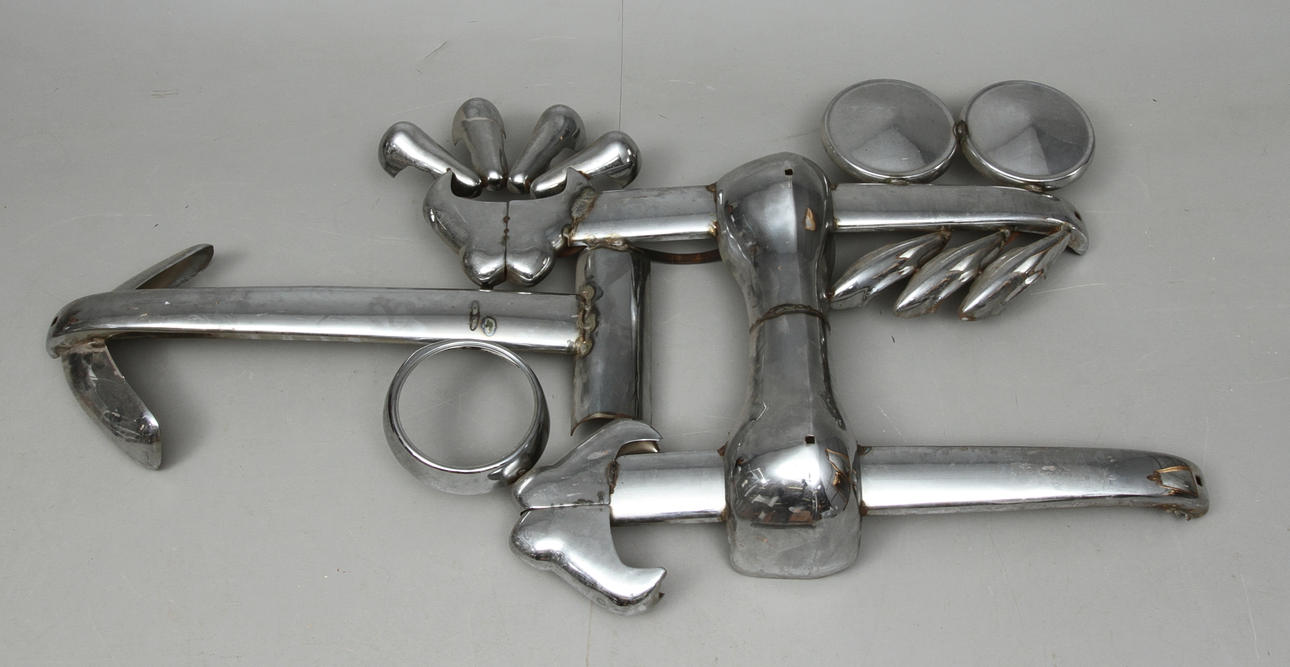 OKÄND KONSTNÄR. Komposition av kofångare, 1900-tal.