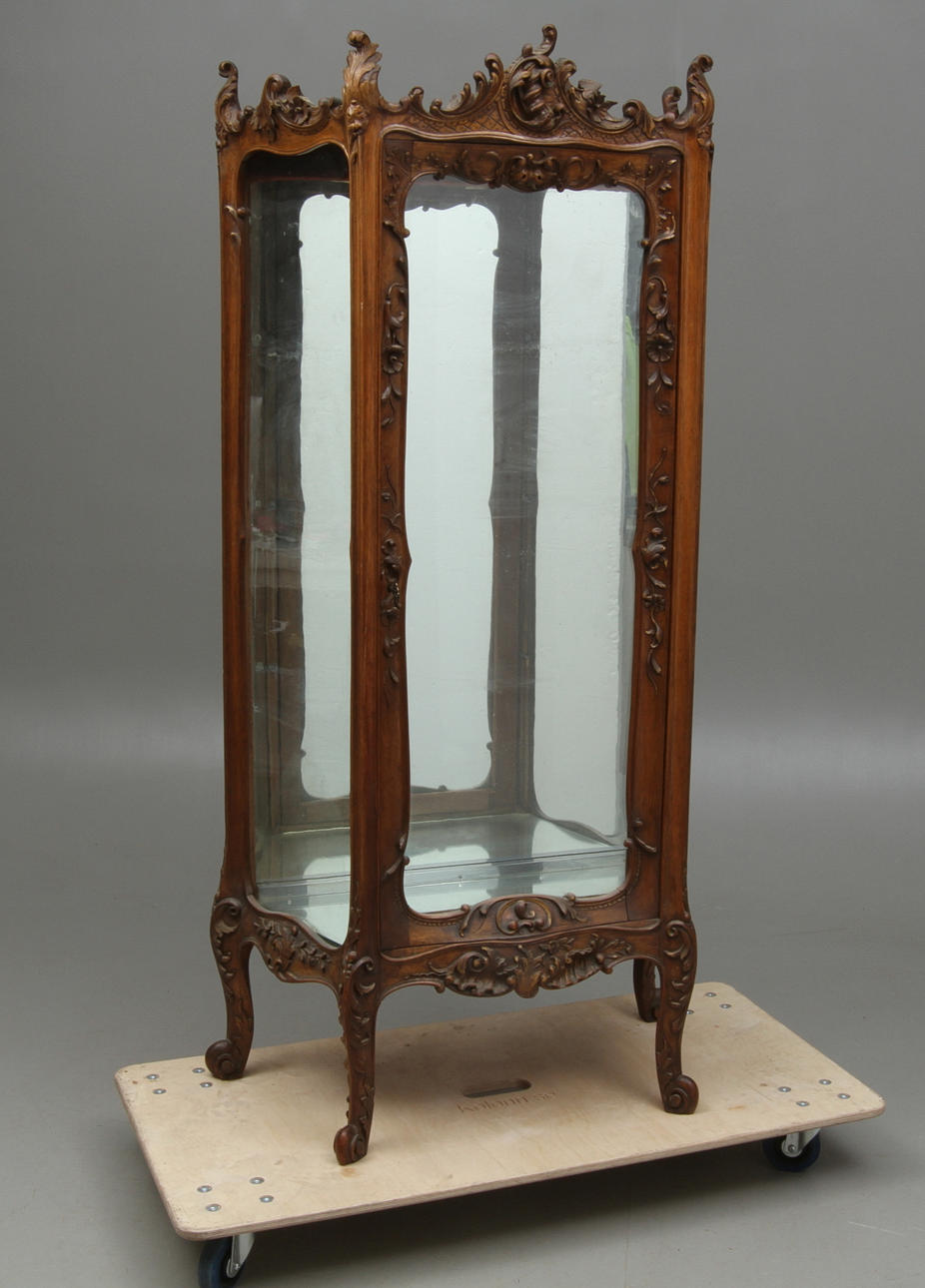 VITRINSKÅP, rokokostil, 1900-talets första hälft.