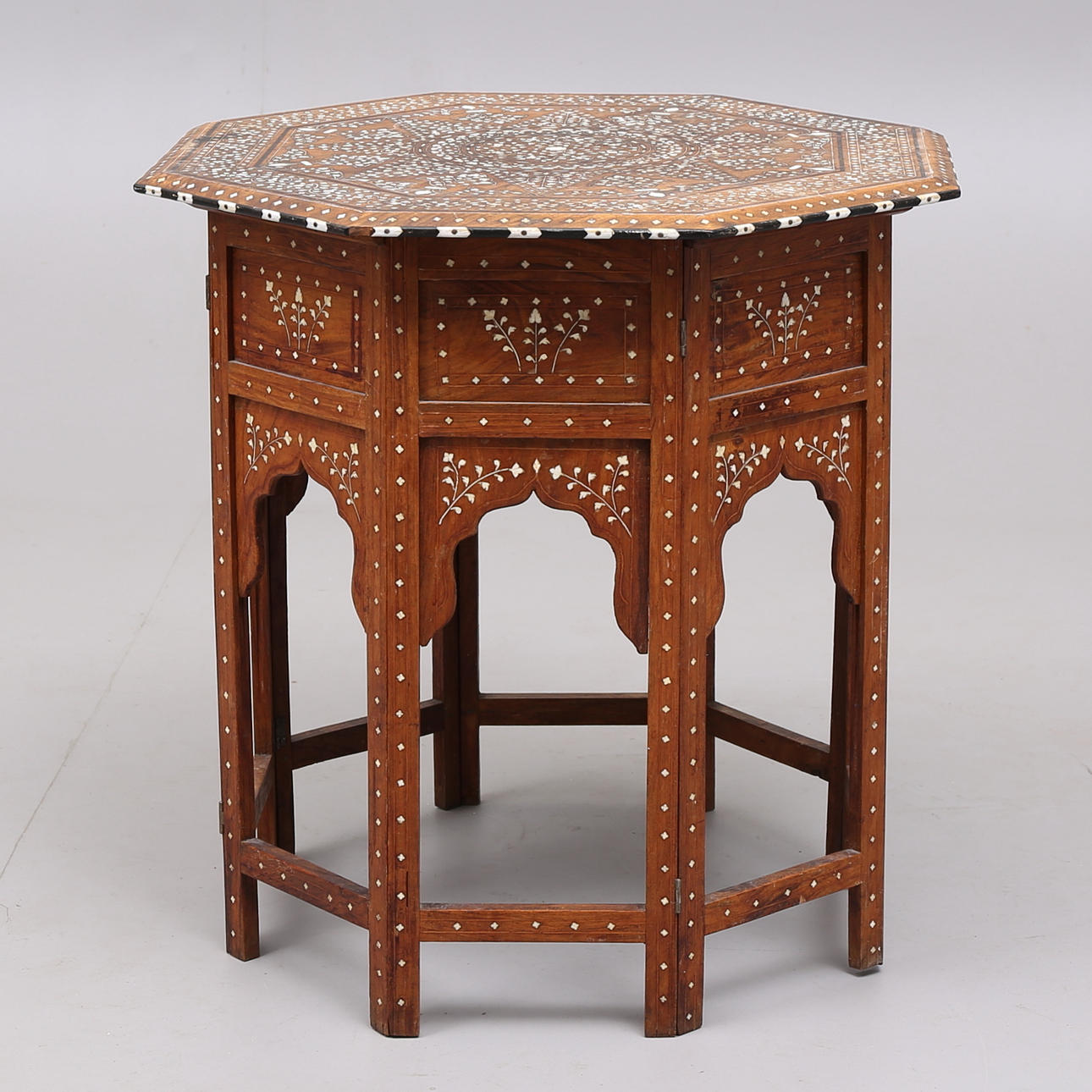 BORD, orientaliskt, 1900 tal.