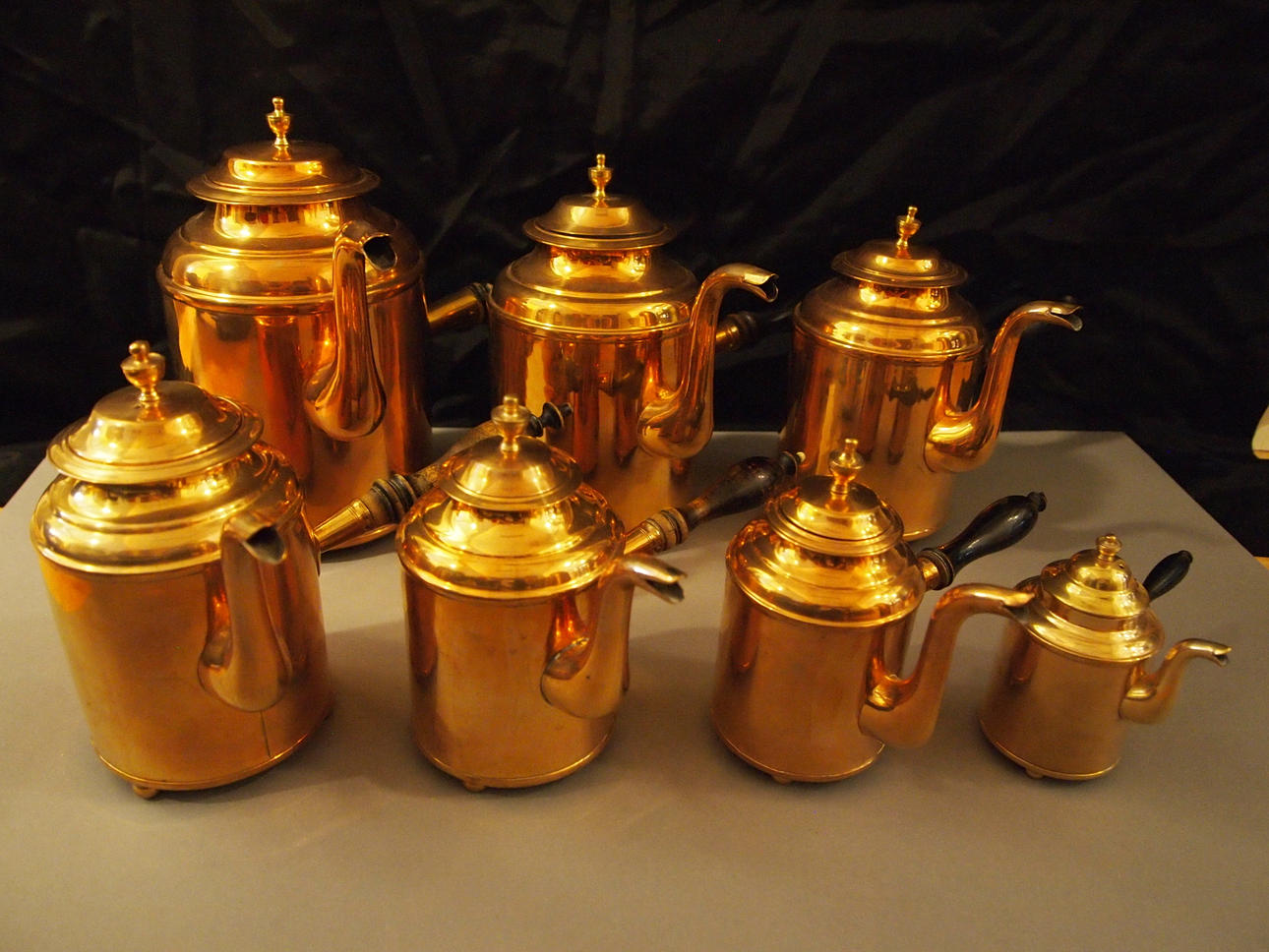 SKULTUNA MÄSSING, 7 STYCKEN KANNOR MED LOCK.