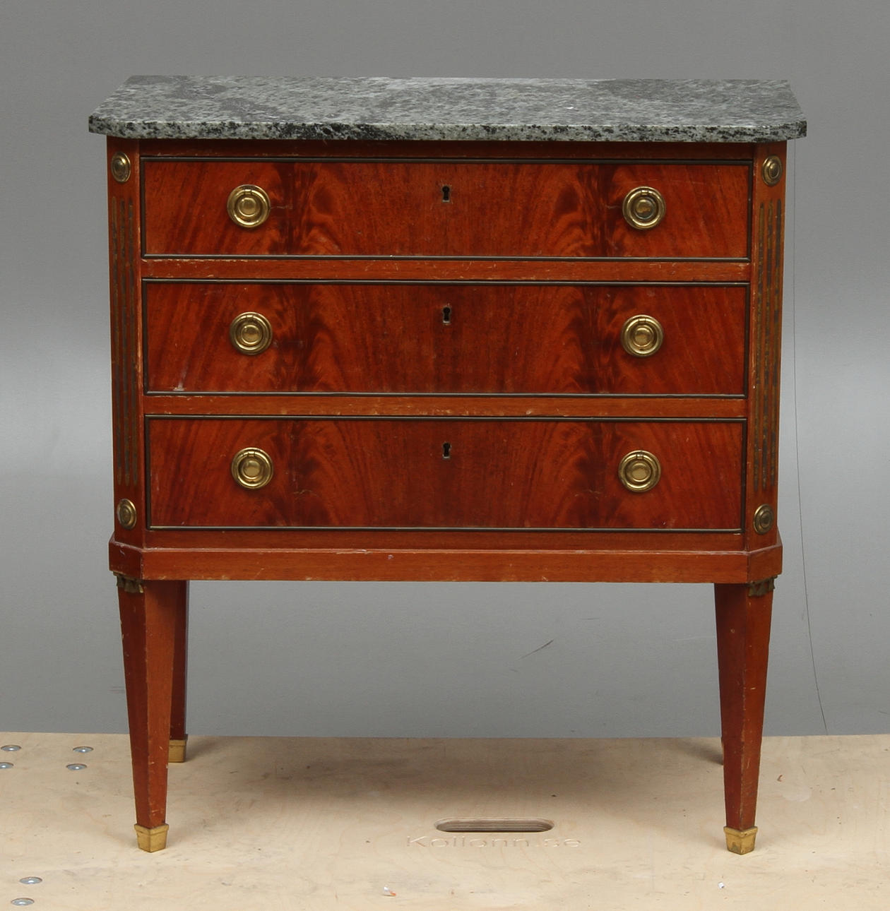 BYRÅ med stenskiva, gustaviansk stil, 1900-tal.