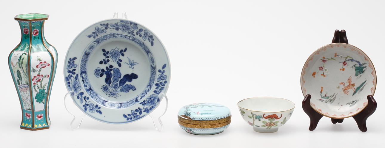 ORIENTALISKA FÖREMÅL, 5 delar, metall och keramik, 1800-1900-tal.