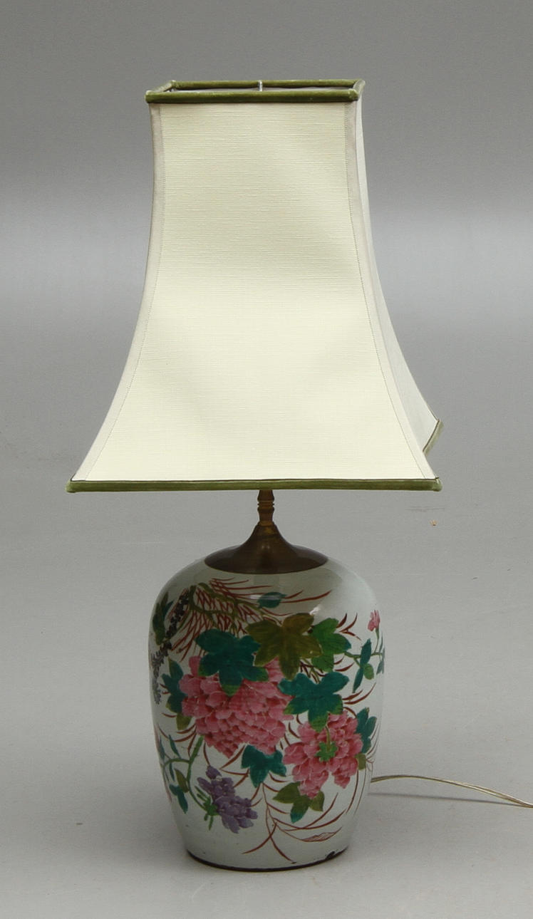 BORDSLAMPA, porslin, Kina, 1900-tal.