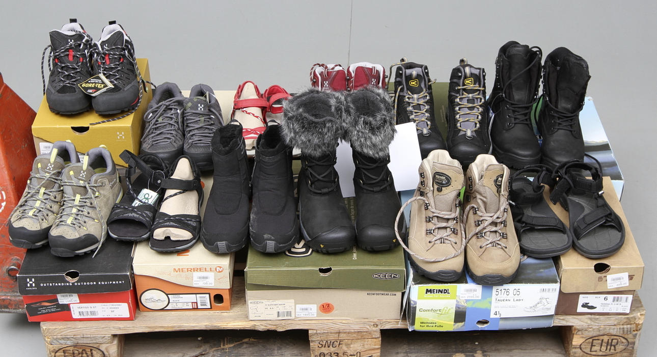 NYA SKOR, 12 par, dam, strl 37, bland annat Haglöfs Merell med flera.