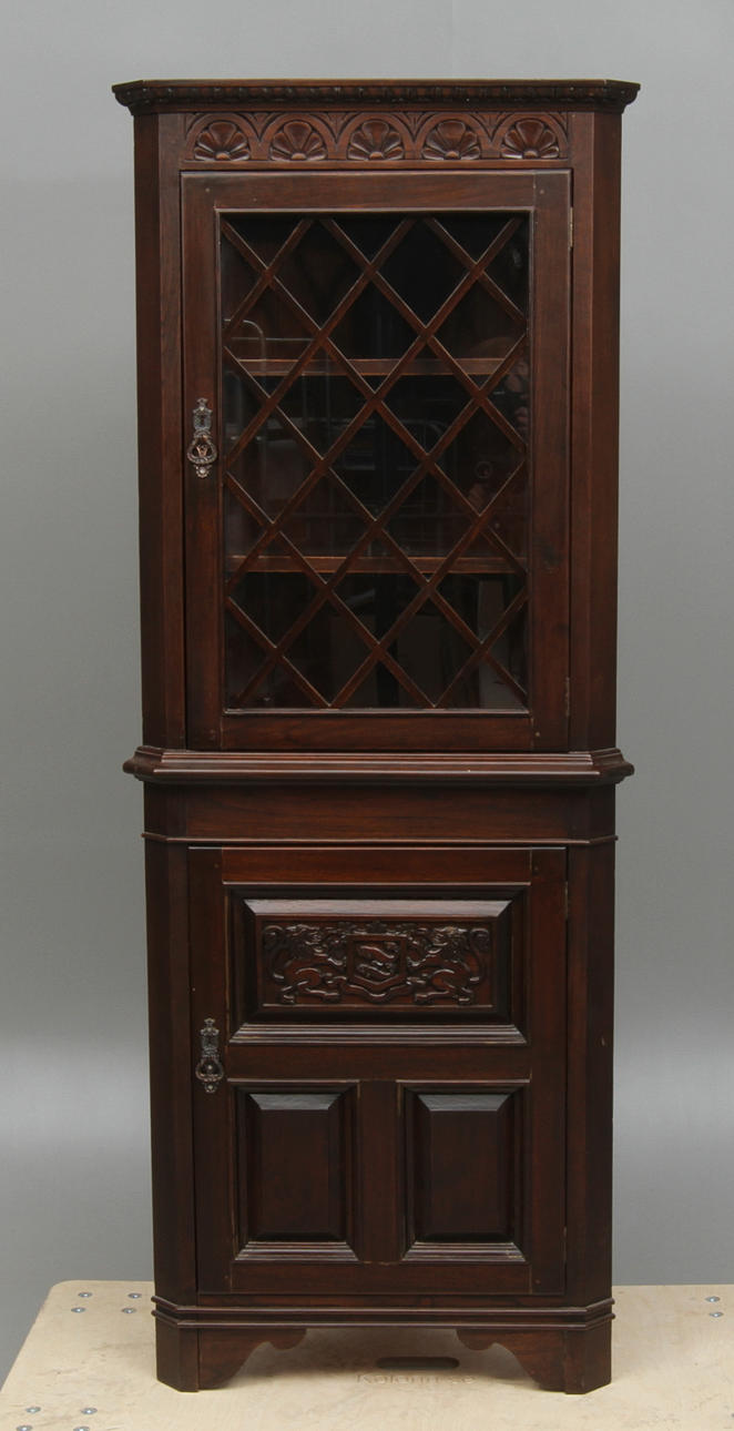 HÖRSKÅP, med vitrinöverdel, 1900-tal.