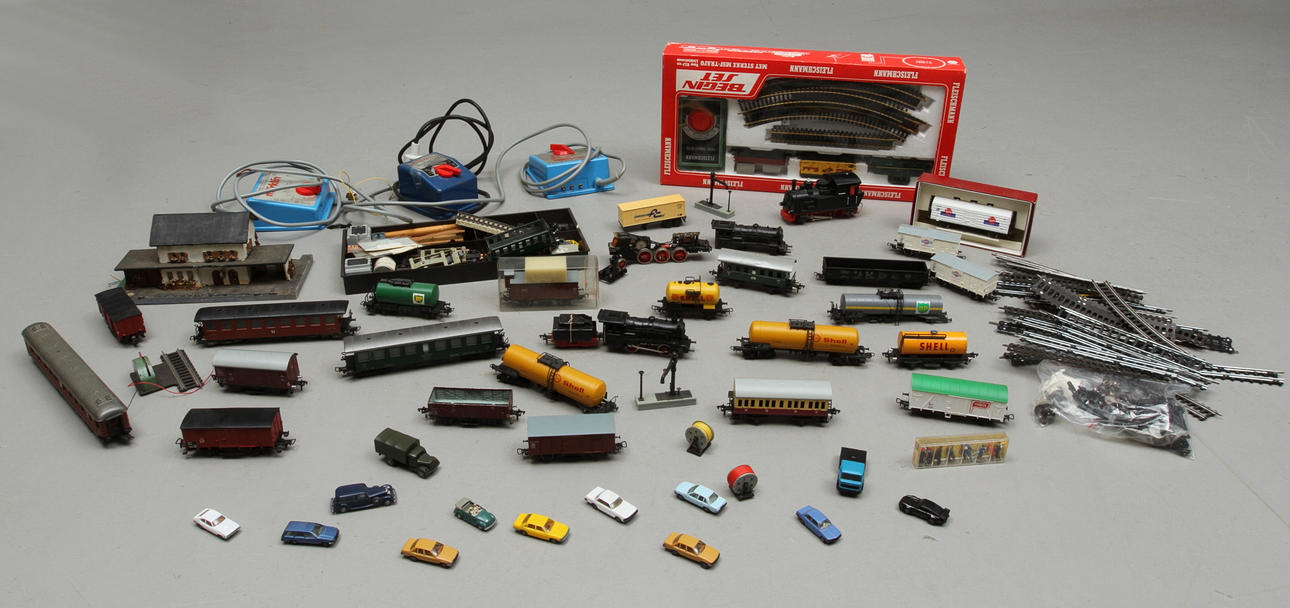 MODELLTÅG huvudsakligen Fleischmann, tågsats, cirka 25 vagnar, 3 Märklin trafos med mera.