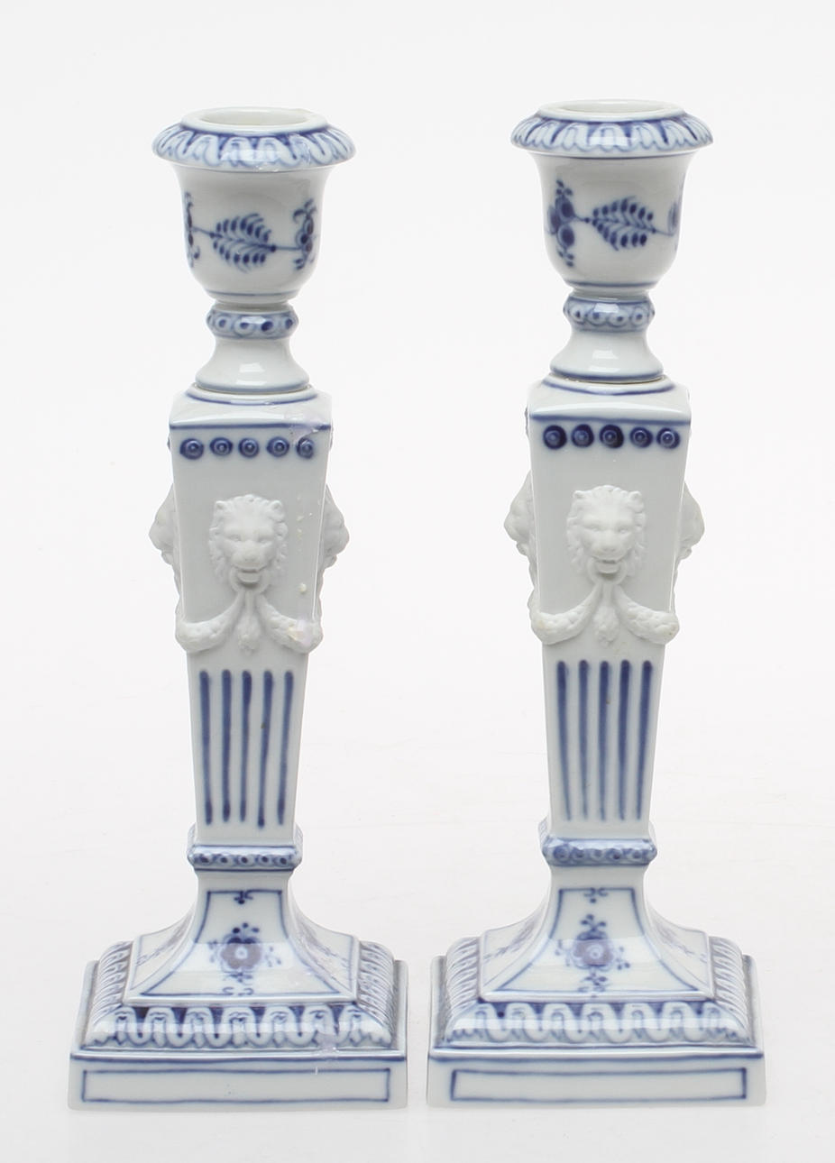 LJUSSTAKAR, ett par, porslin, "Musselmalet", Royal Copenhagen, 1900-talets andra hälft.