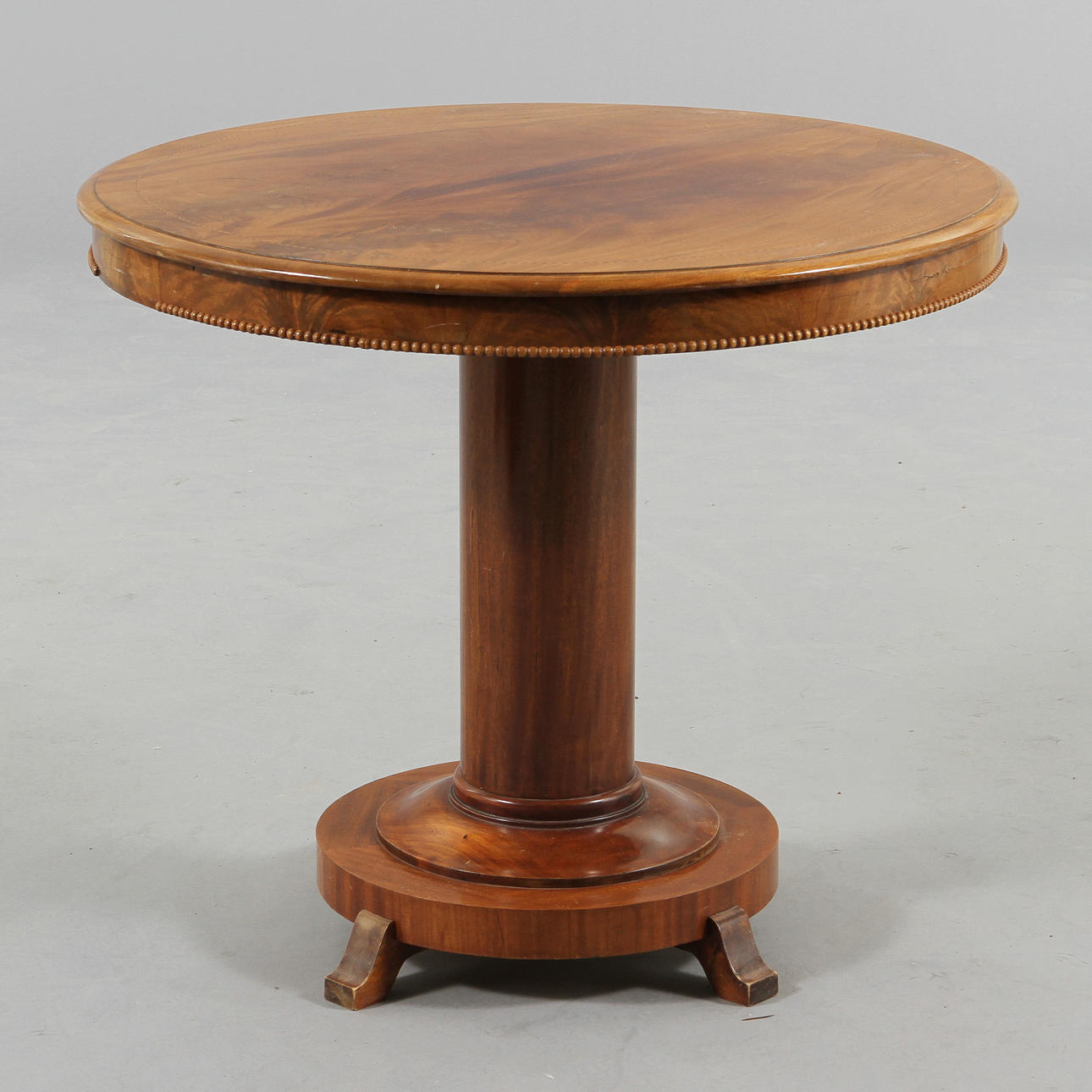 BORD, runt, på pelarfot.