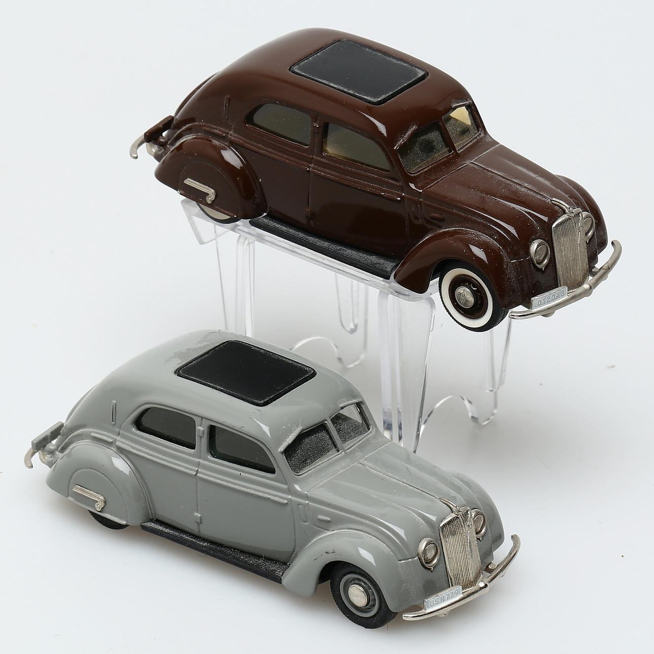 ROBEDDIE VOLVO Carioca one brown and one gray.