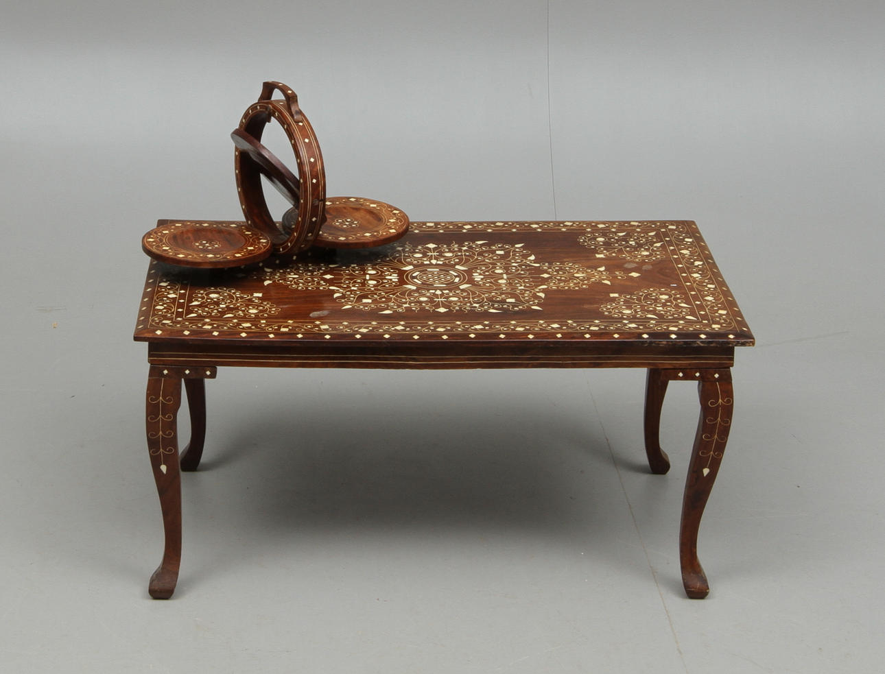 BORD och CAKESTAND, orientalisk, 1900-tal.