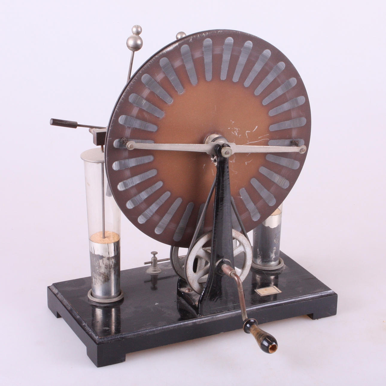 MÁQUINA WIMSHURST con botellas leiden.