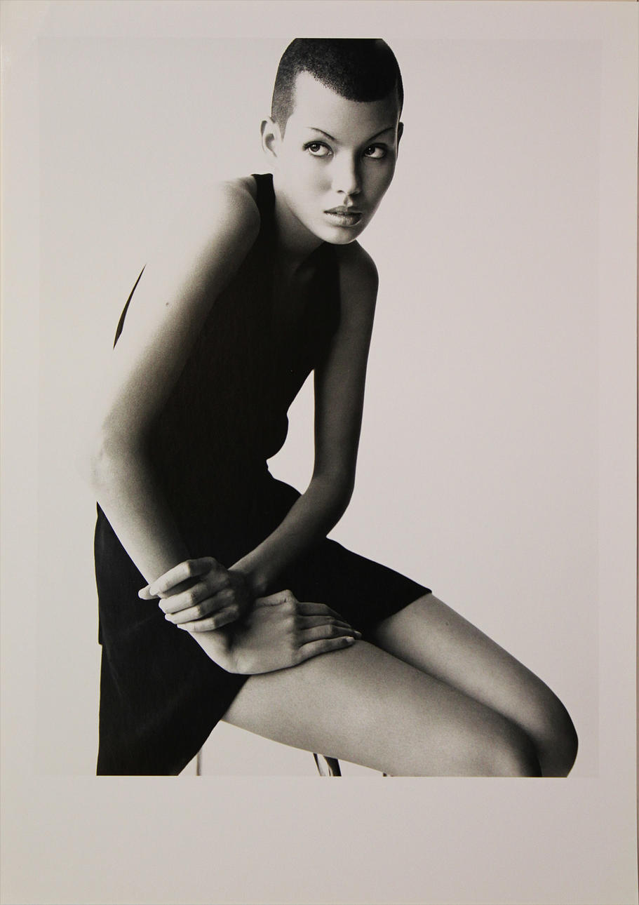 MARIO TESTINO. Sittande modell, 1994. Fotoprint. Osignerad.